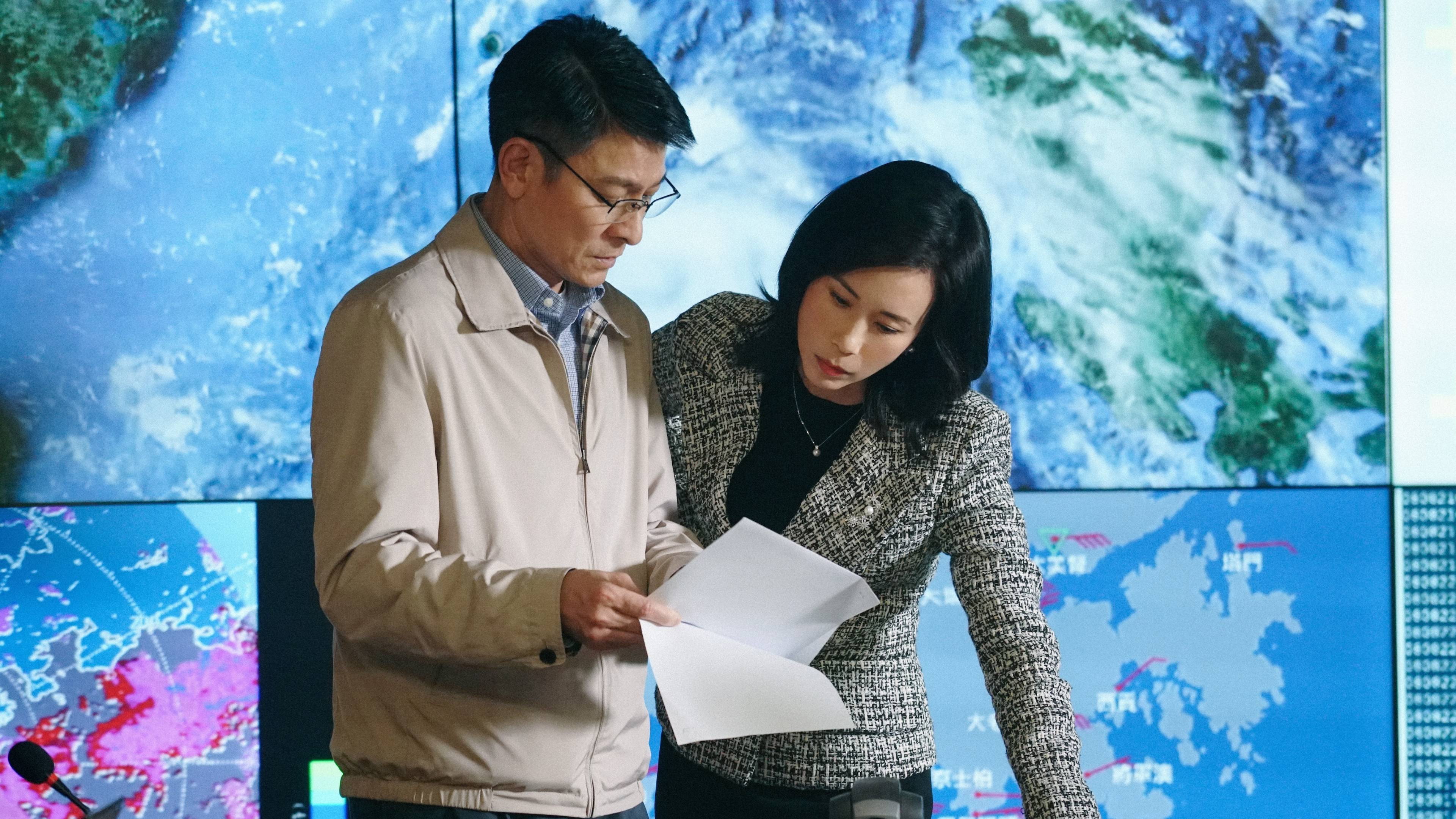 Perdebatan sengit Simon Fan dan Cecilia di ruang komando penanggulangan bencana nuklir film Cesium Fallout